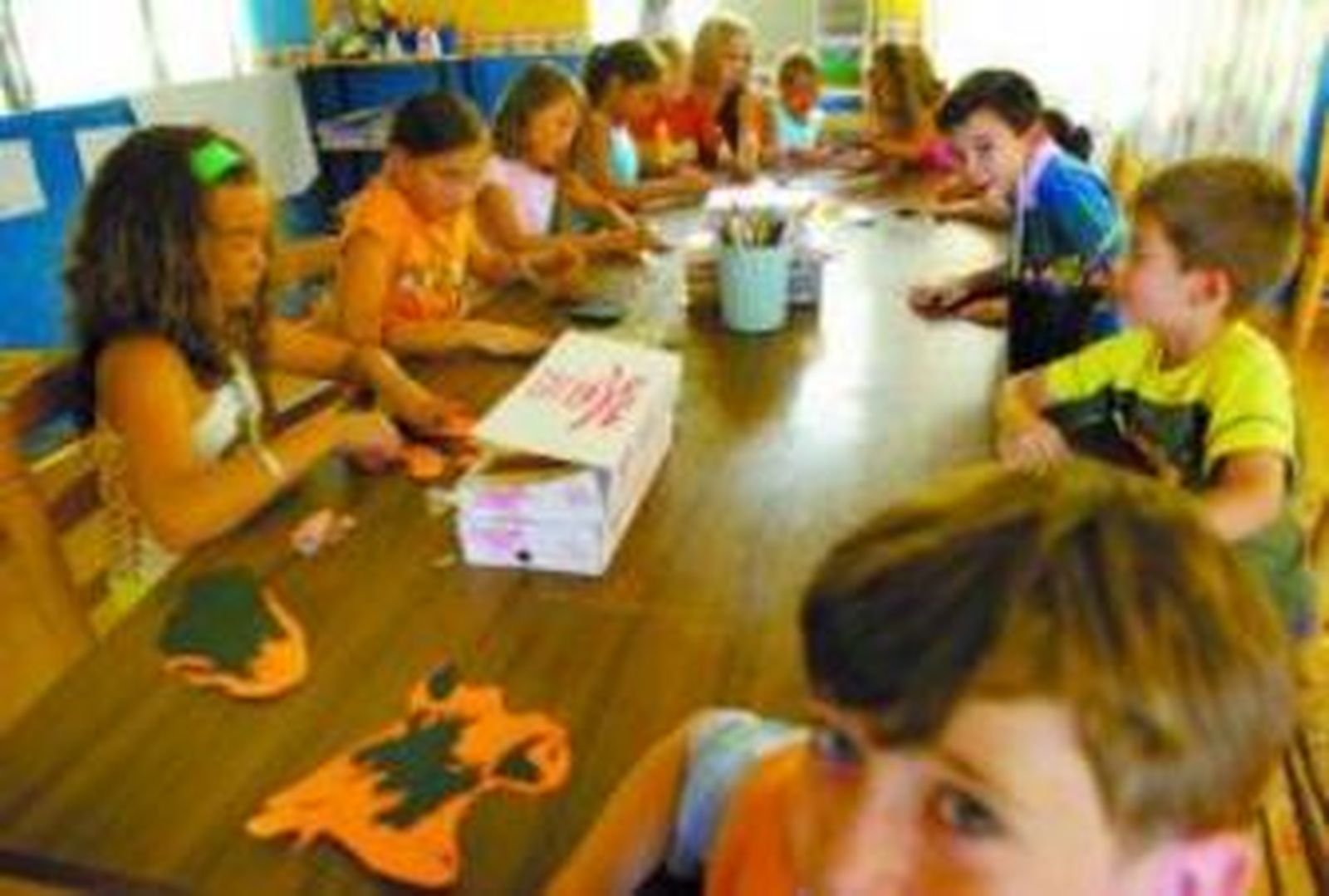 Los niños disfrutan de talleres lúdicos.