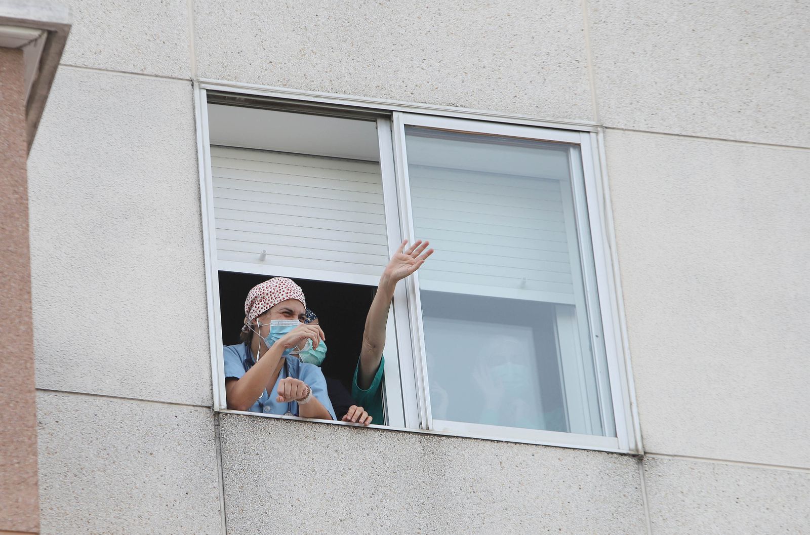 El mural de los 'superhéroes', de la plataforma 'Vamos España', llega al hospital
