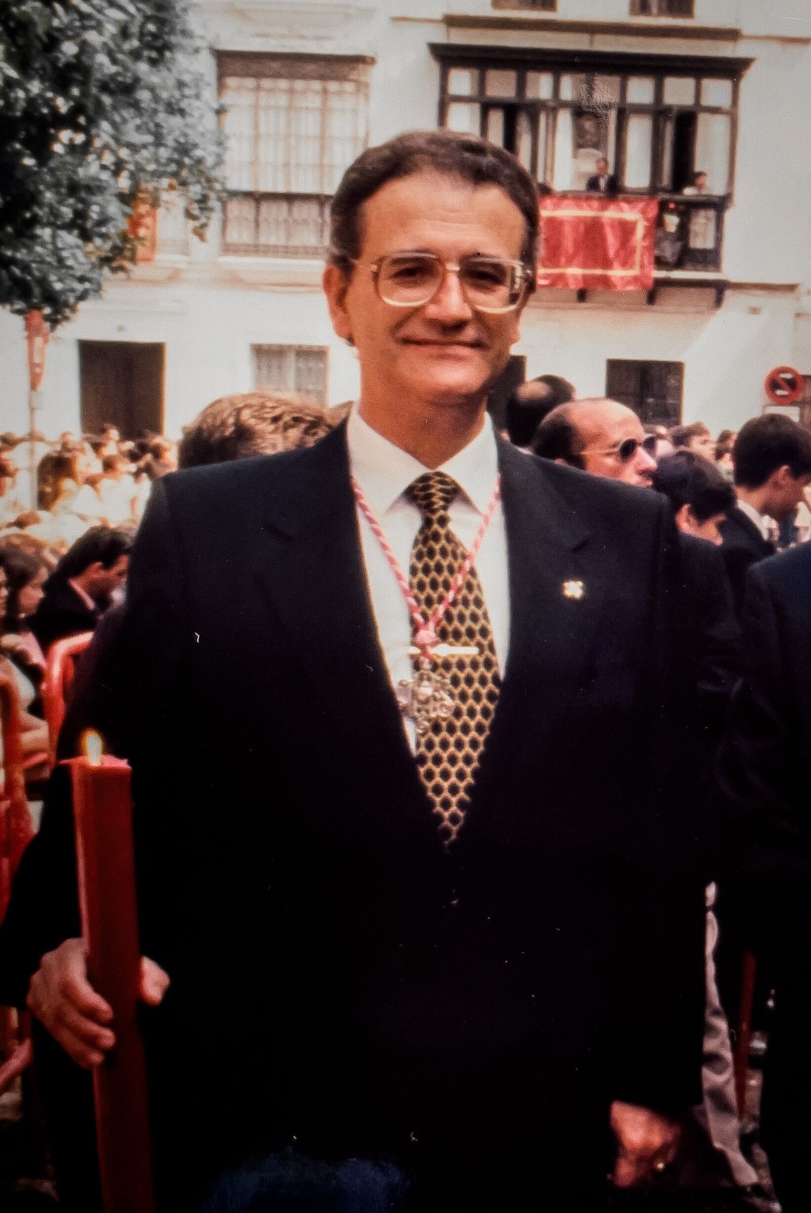 El cofrade Julio Balcázar participando en un culto junto a su hermandad