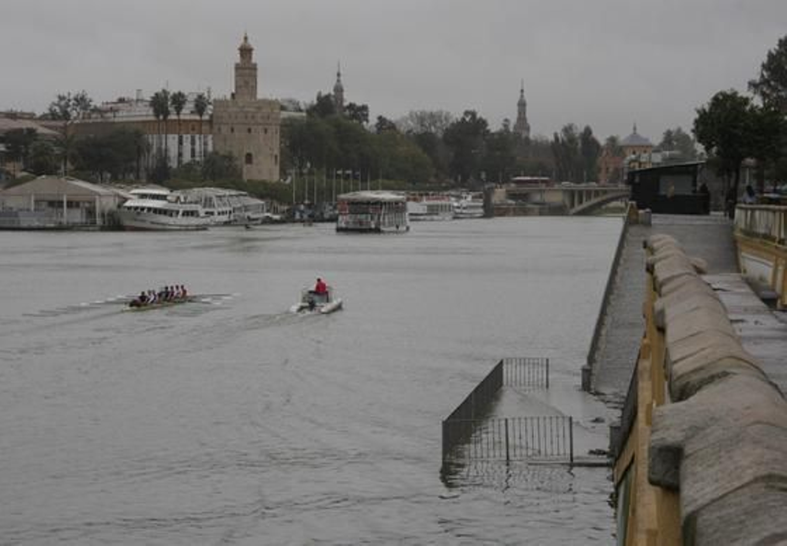 El agua del Guadalquivir cubre las zonas más bajas del embarcadero de la calle Betis en Triana.

Foto: B.Vargas