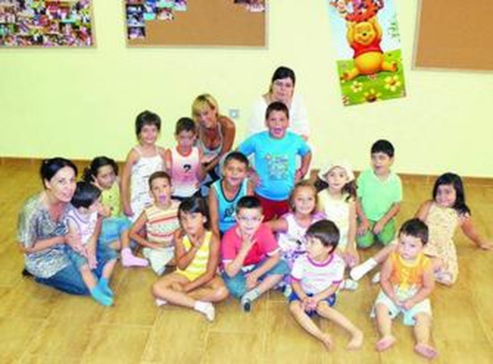 Niños y educadores saludan poco después de finalizar los ejercicios.