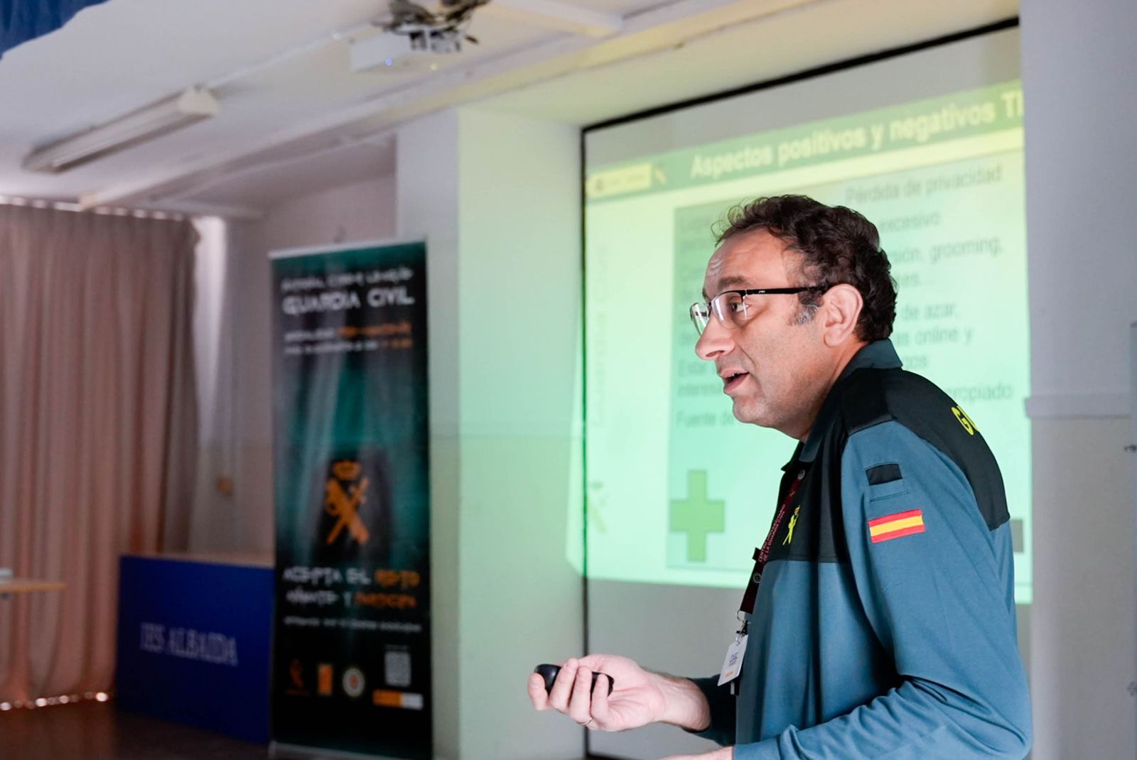 Las imágenes de la Ciberliga de la Guardia Civil en el IES Albaida