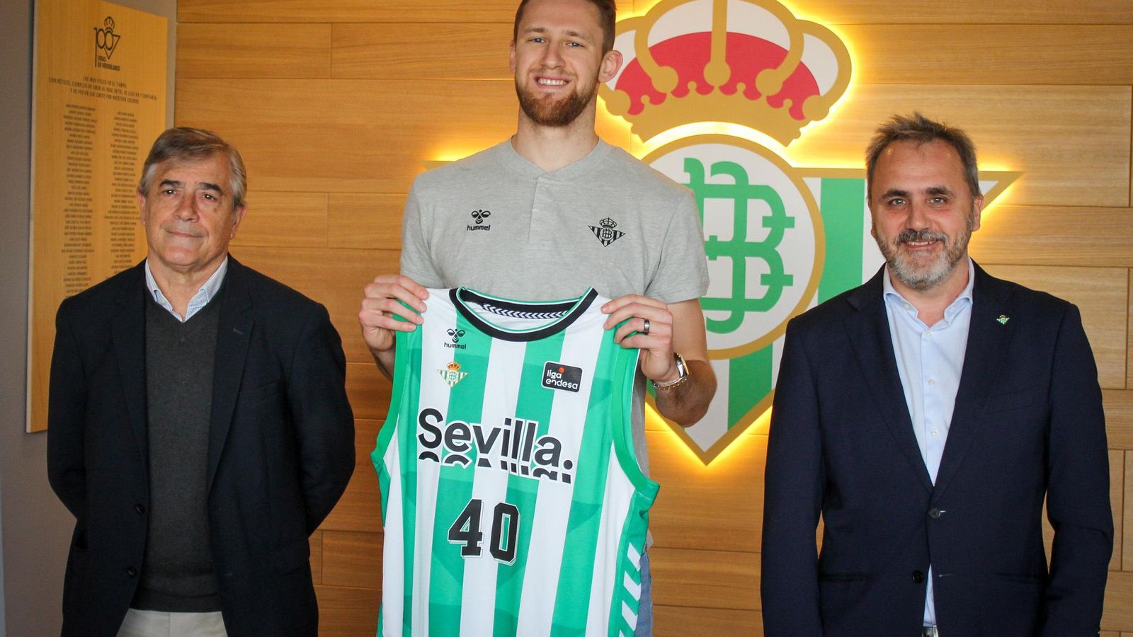 Berdi Pérez, Luke Fischer y Fernando Moral, durante la presentación.