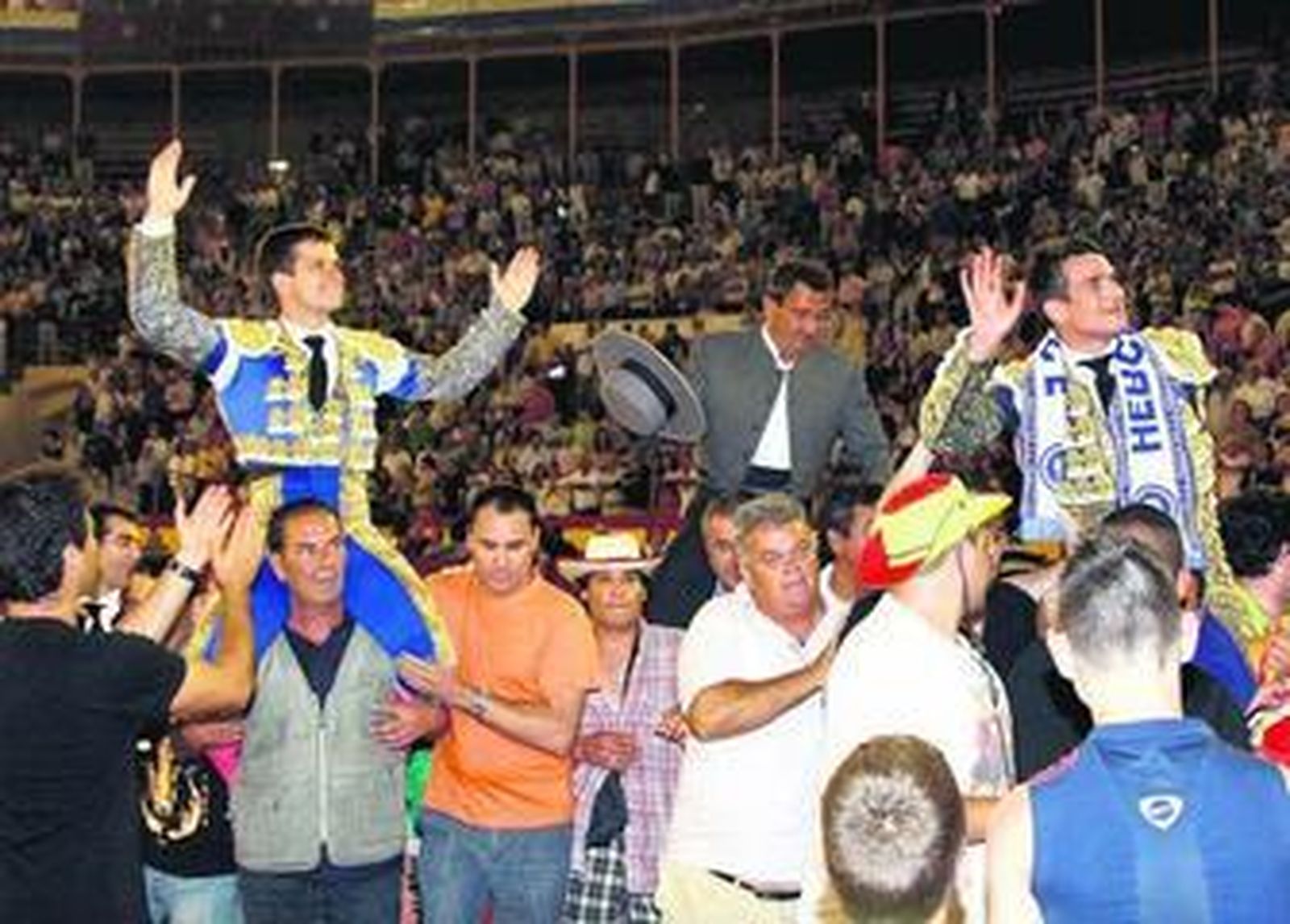 El Juli y José María Manzanares salen a hombros de la plaza de toros de Alicante.