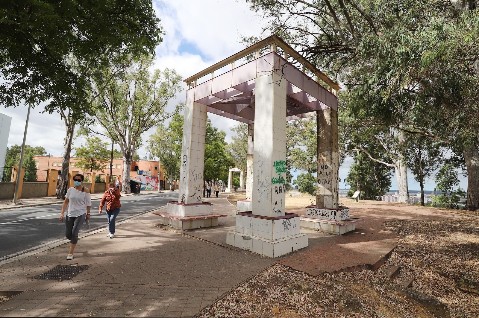 Imágenes de la suciedad, deterioro y abandono de los miradores del Conquero