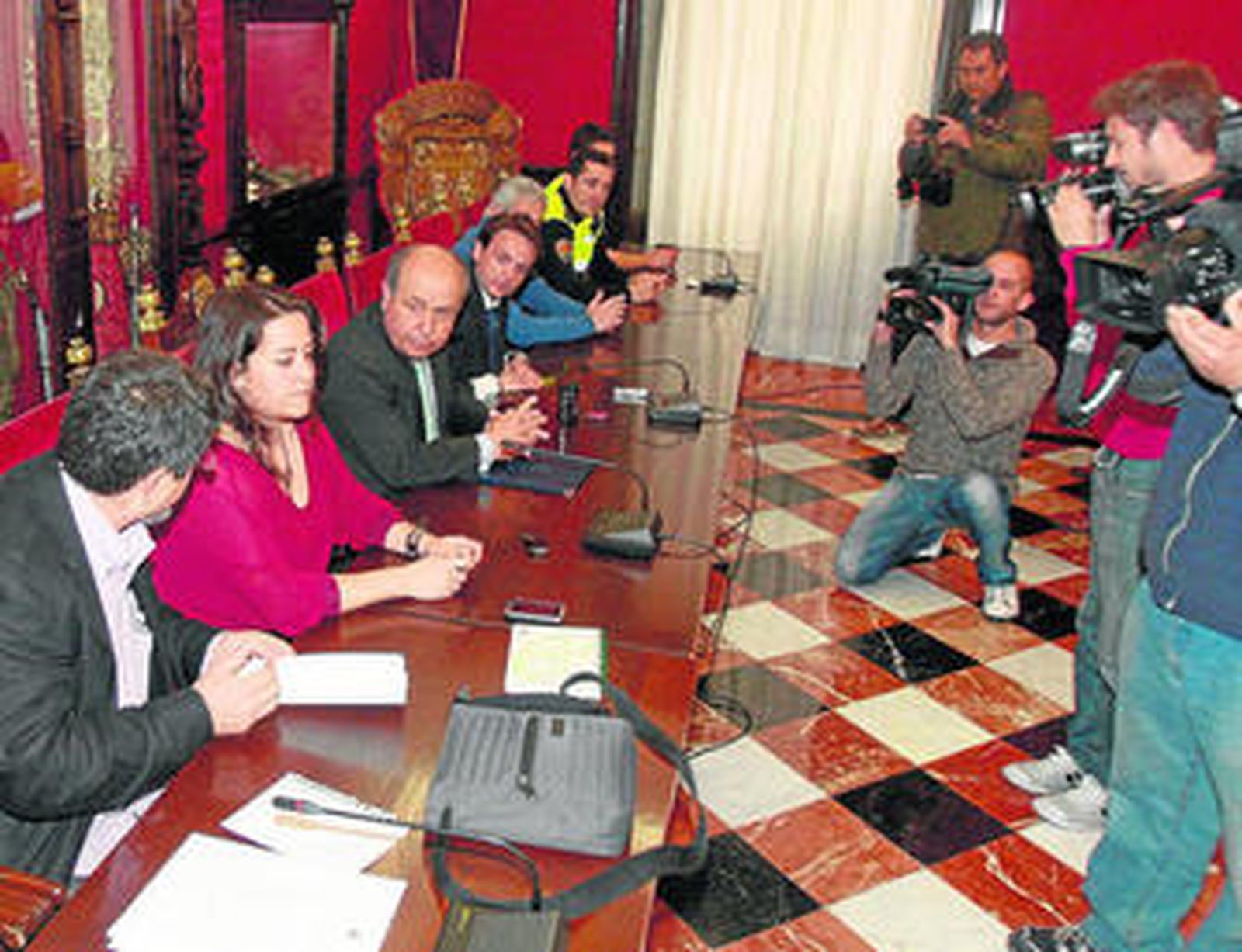 El alcalde, junto a los representantes sindicales en el Ayuntamiento.