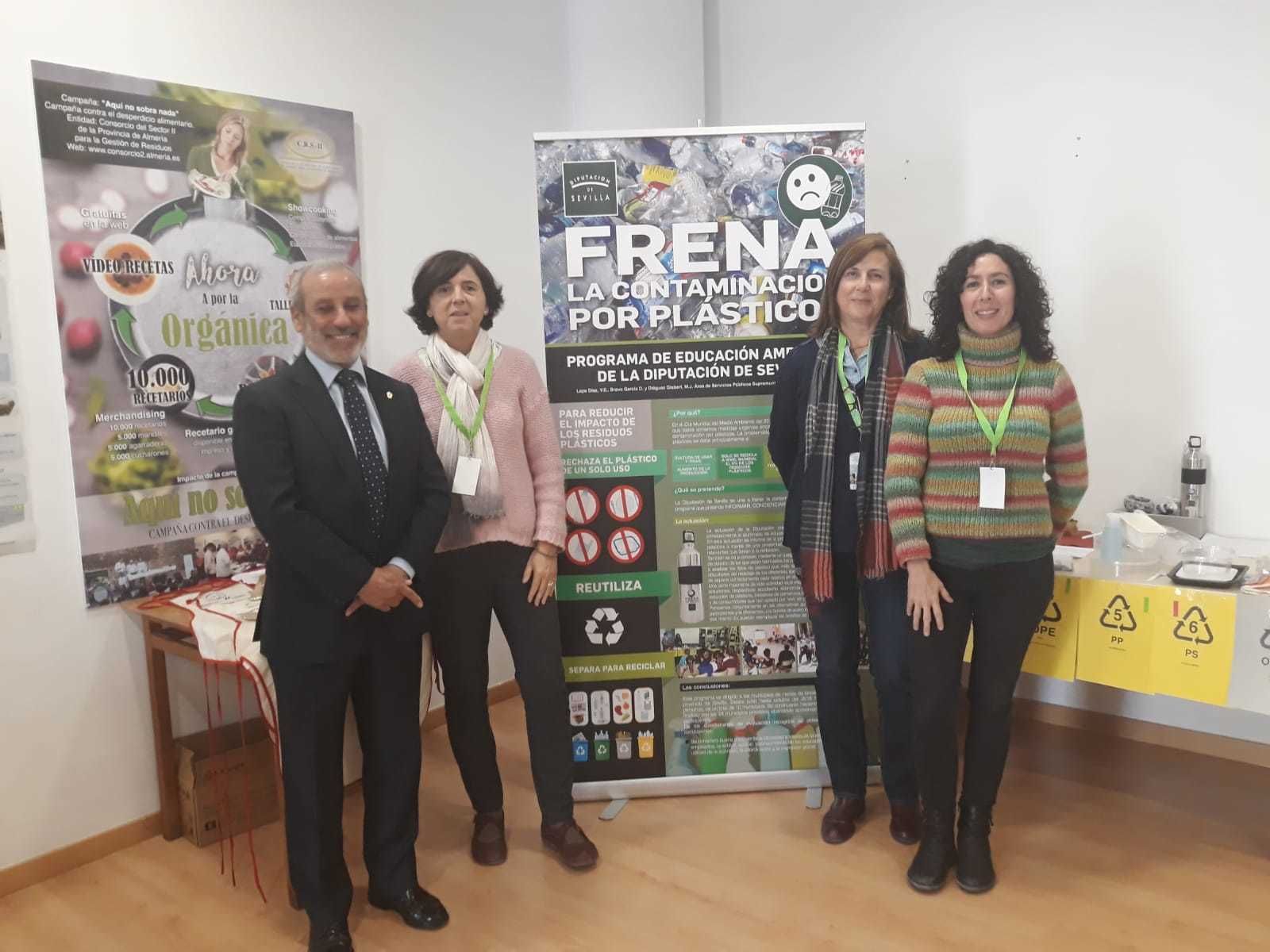 Las autoras de la comunicación con el vicepresidente de la FAMP en Vícar, Almería.