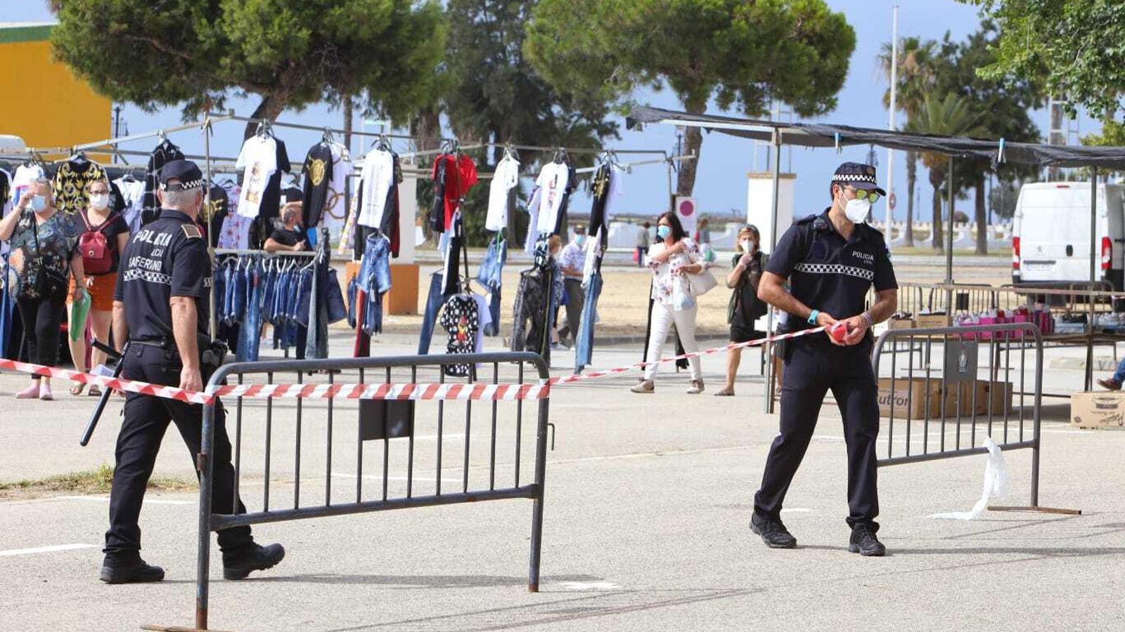 Agentes de la Policía Local acordonando una calle del mercadillo.