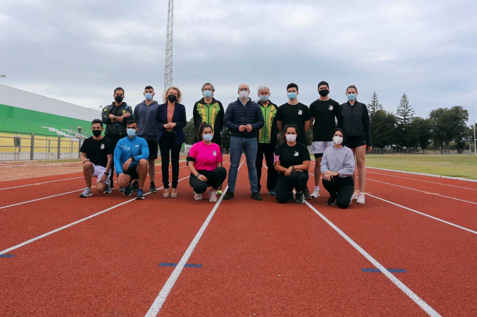 El alcalde y la edil de Deportes, junto a los deportistas  presentes.