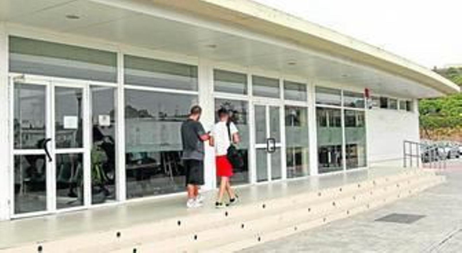 Imagen de los aledaños a la piscina cubierta de Los Barrios, ayer.