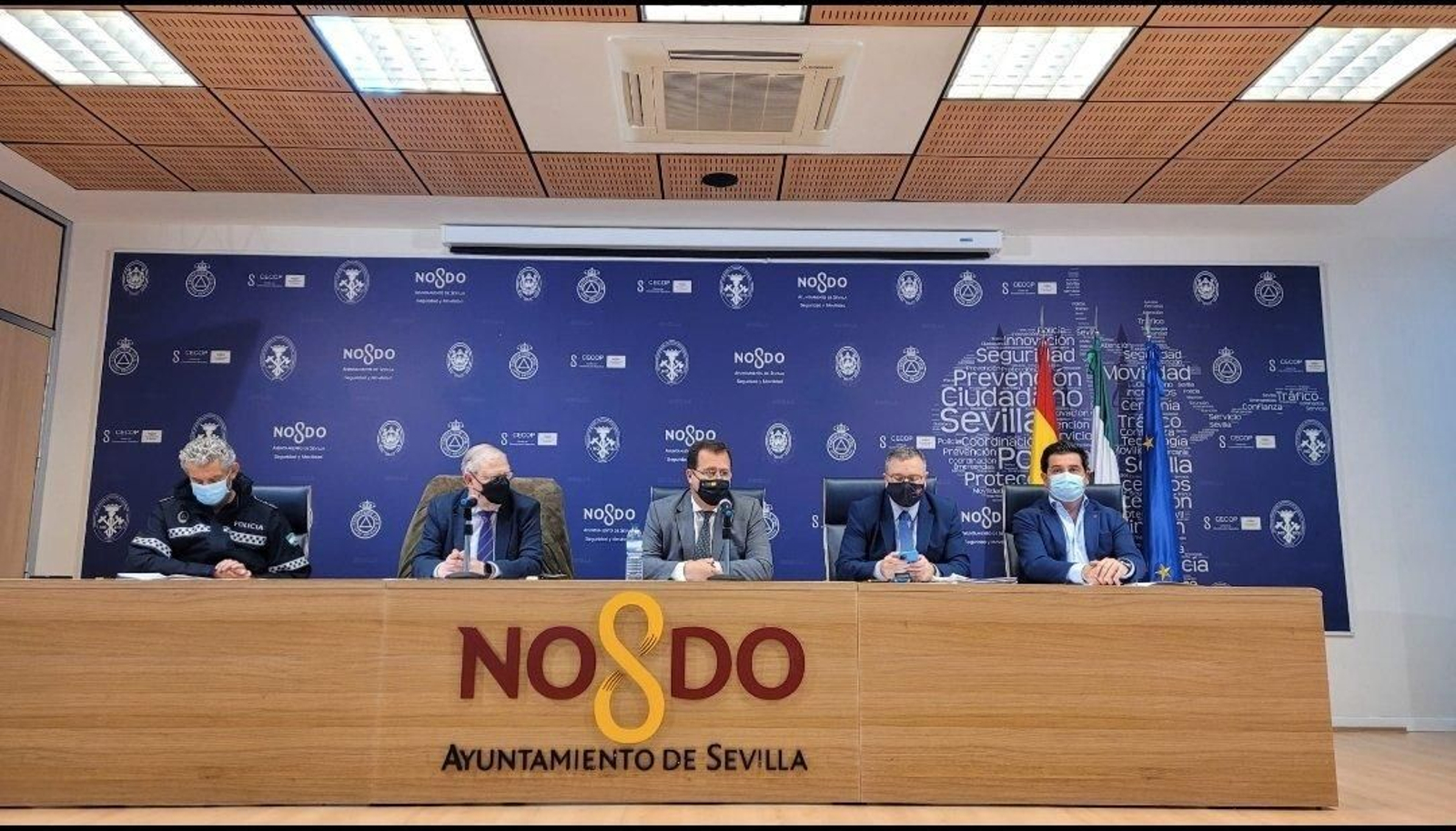 EL delegado Cabrera presidiendo la mesa del Cecop.