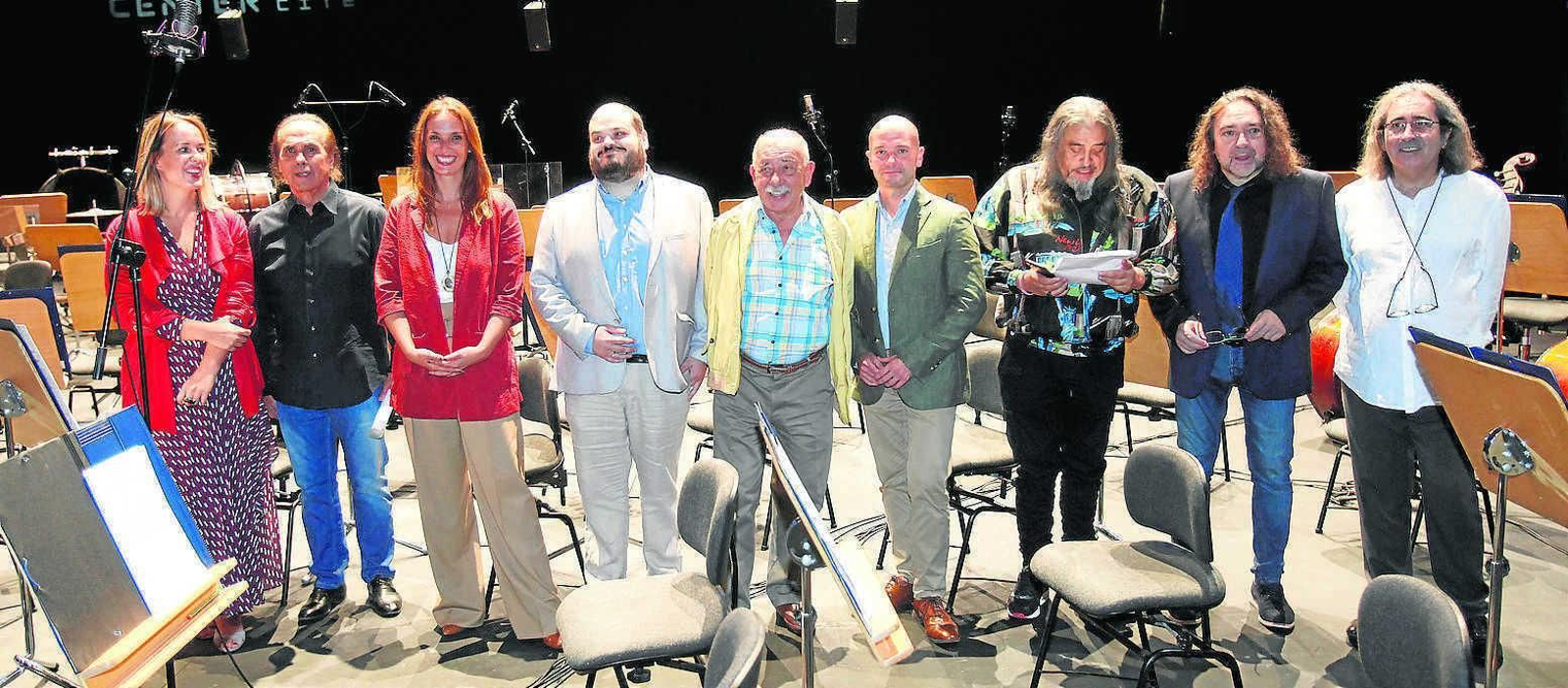 Lucía y Casilda Sánchez Varela, hijas de Paco de Lucía, y entre ellas el hermano de éste, Pepe de Lucía. A su lado, Luis González (Cartuja Center); el director de la Bienal, Antonio Zoido; José Manuel Girela (Junta); el productor Miguel Ángel Arenas 'Capi' y los orquestadores Javier Losada y José Miguel Évora.
