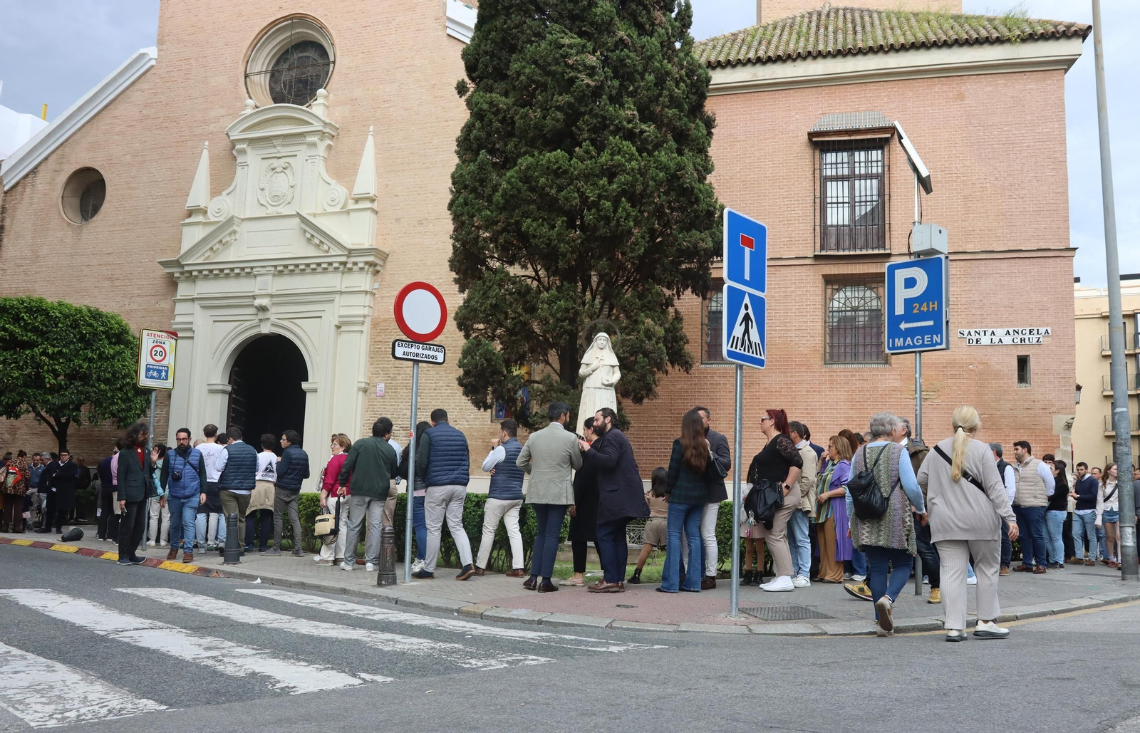 Sevilla acaricia la Semana Santa en un Domingo de Pasión lleno de cultos