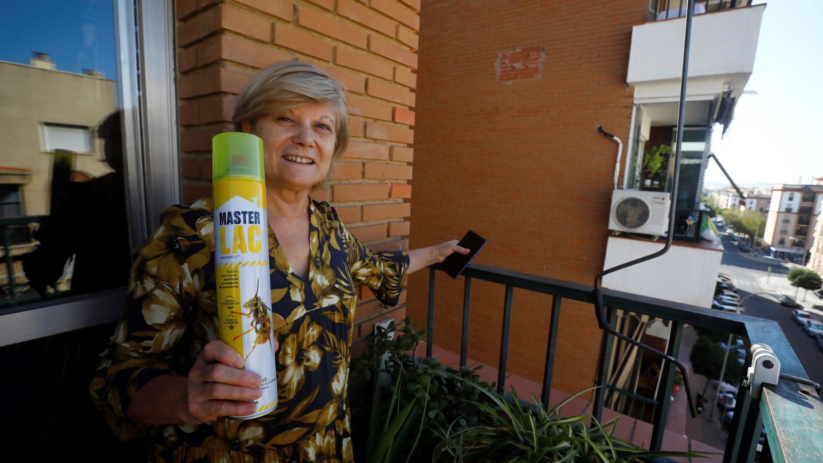 Carmen posa en la terraza de su casa co un insecticida especial contrea el avispón oriental. Carmen posa en la terraza de su casa co un insecticida especial contrea el avispón oriental.