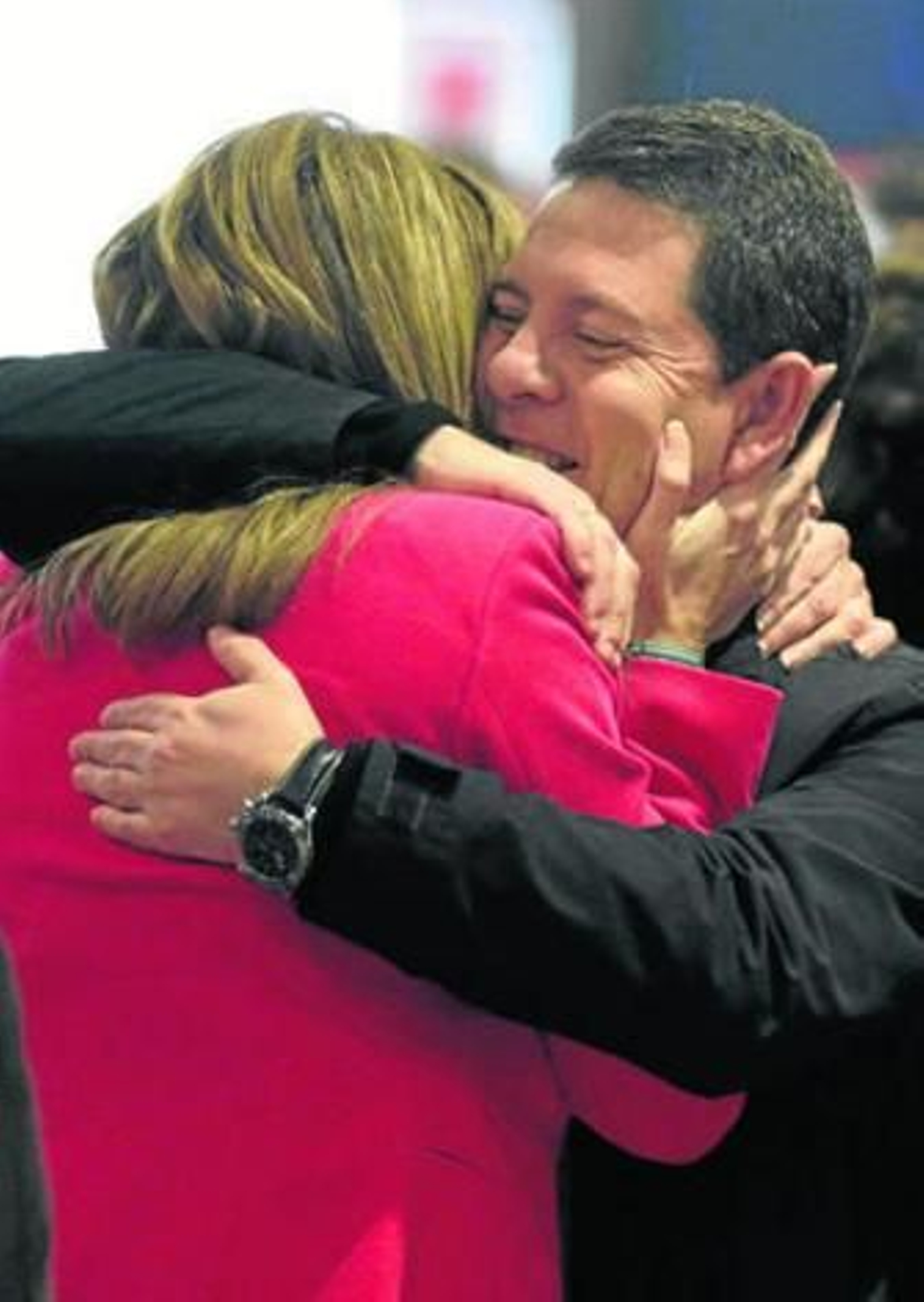Susana Díaz es felicitada por el secretario general del PSOE de Castilla-La Mancha, Emiliano García-Page.