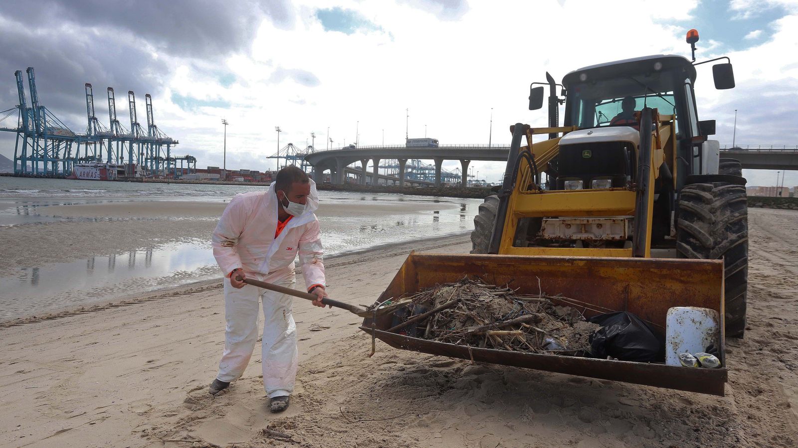 Restos de combustible del AM Ghent en Algeciras