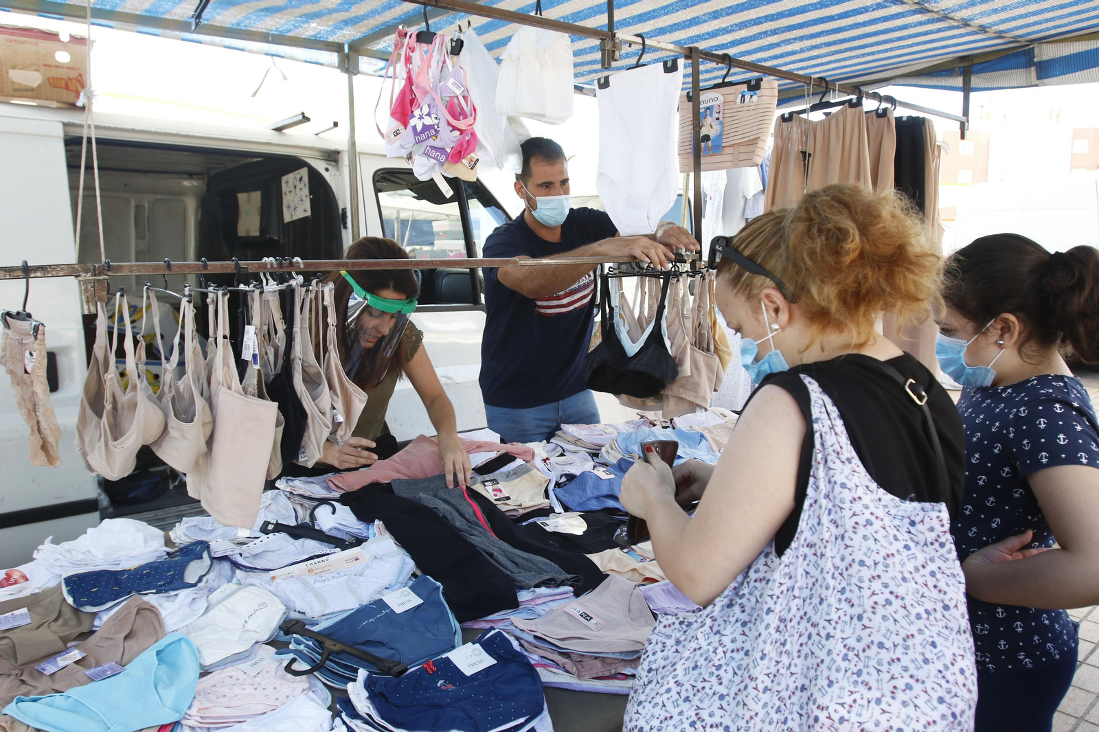 El regreso de los mercadillos de Córdoba tras la crisis del coronavirus, en fotos