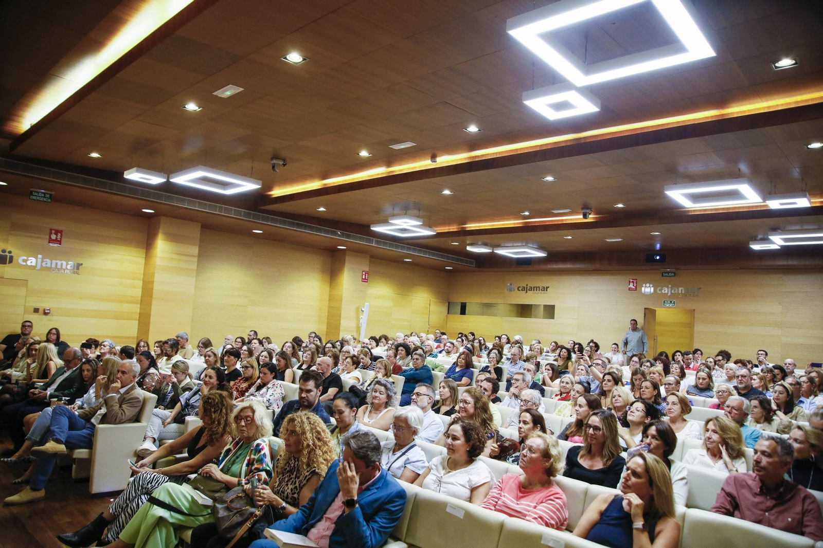Carmen Mola presenta su libro "El clan" en la Casa de las mariposas de Almería, en imágenes
