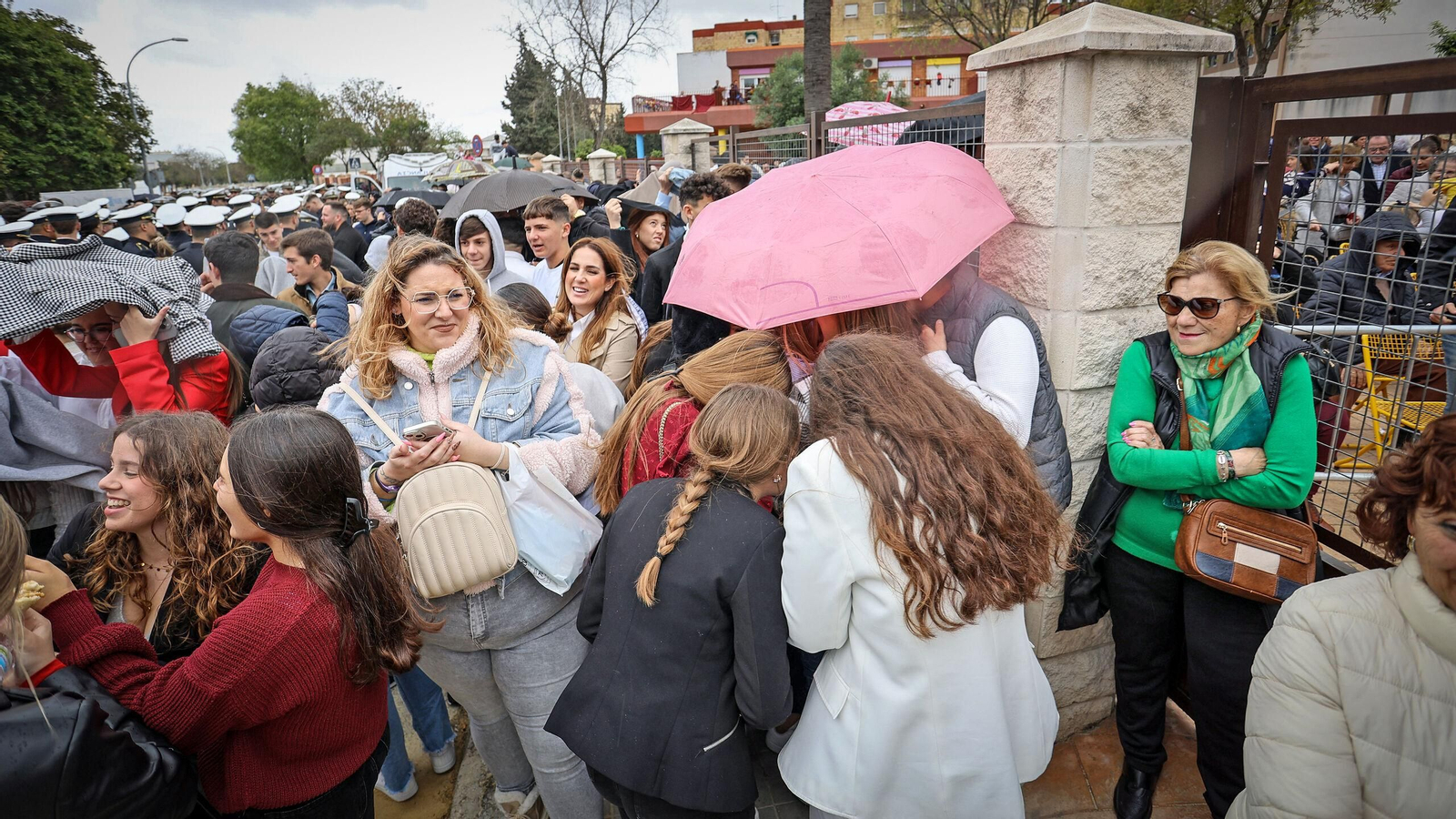 Paraguas abiertos ayer, junto a la iglesia de La Granja, antes de anunciarse que el Soberano Poder no saldría.
