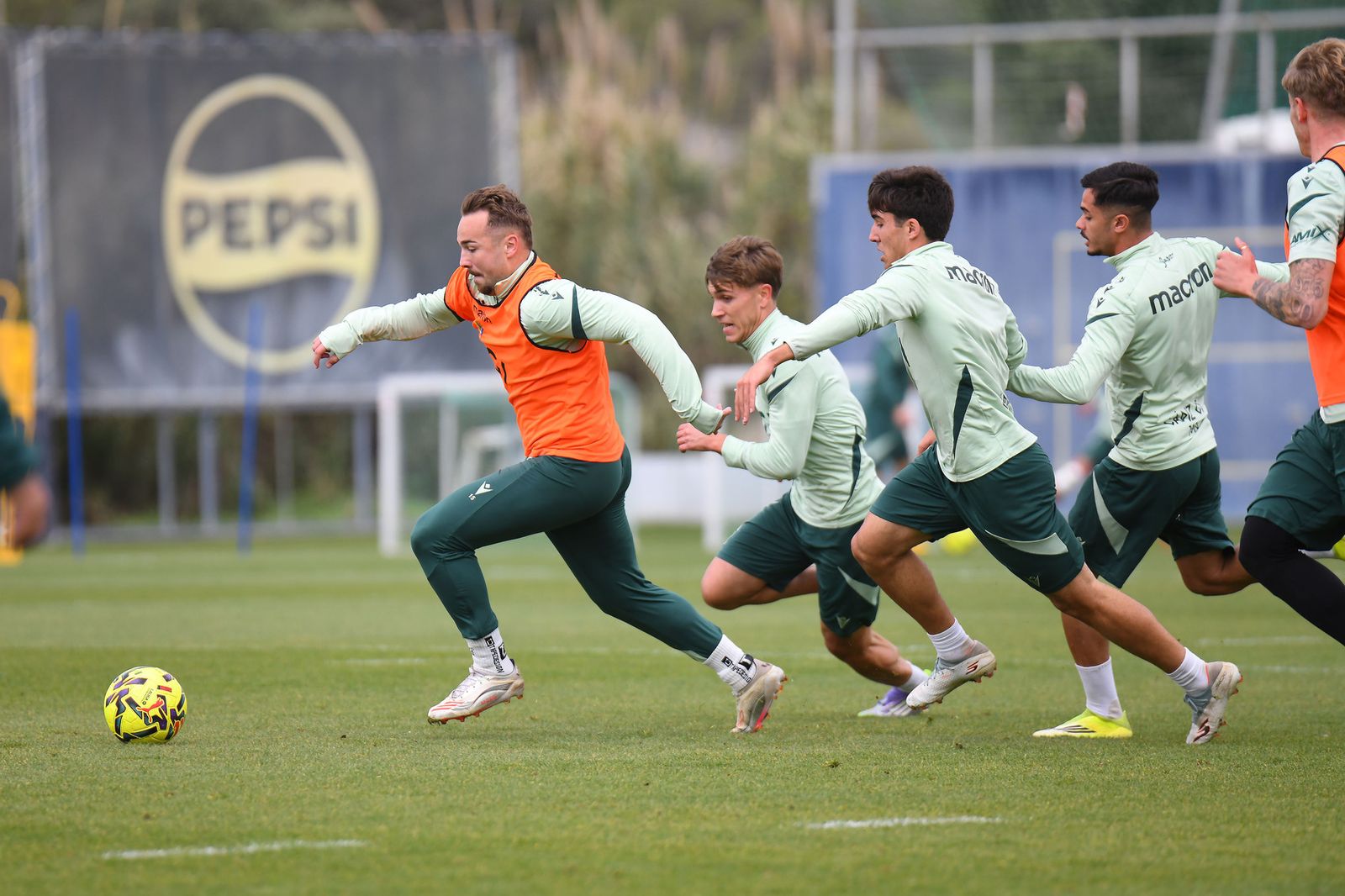 Ontiveros, perseguido por varios compañeros, es uno de los jugadores que debe reaccionar cuanto antes.