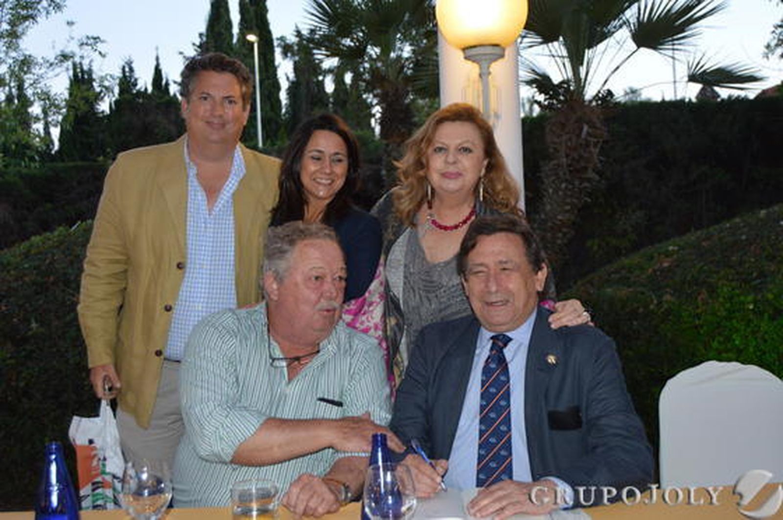 El escritor Alfonso Ussia, con su antiguo compañero de colegio Alfonso Domecq de la Maza, Fonsi Domecq, Pili Sánchez y Aida Vela-Barca.  Foto: Ignacio Casas de Ciria