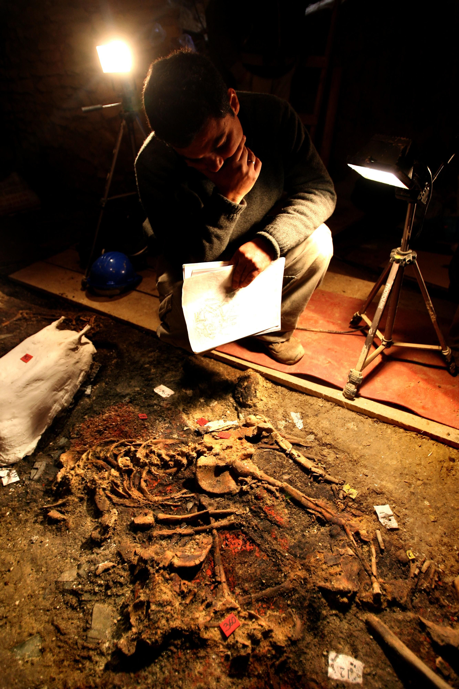 Resto óseos encontrados en la tumba