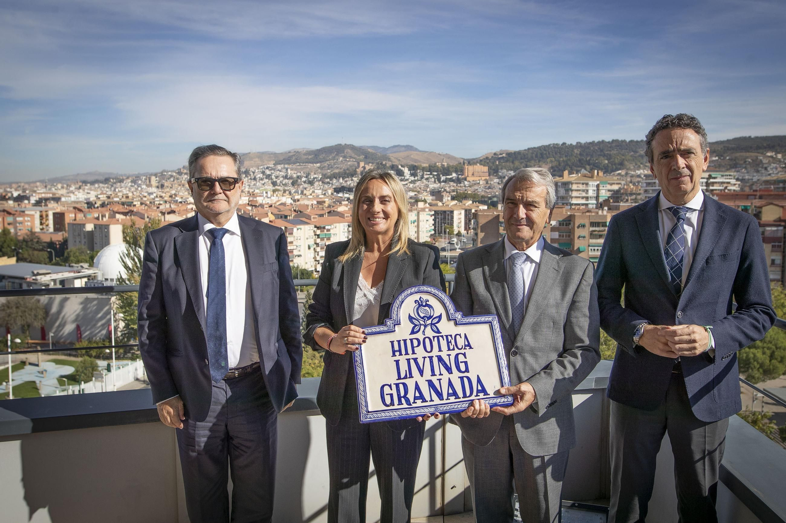 Representantes del Ayuntamiento y Caja Rural posan con la imagen corporativa de la hipoteca.