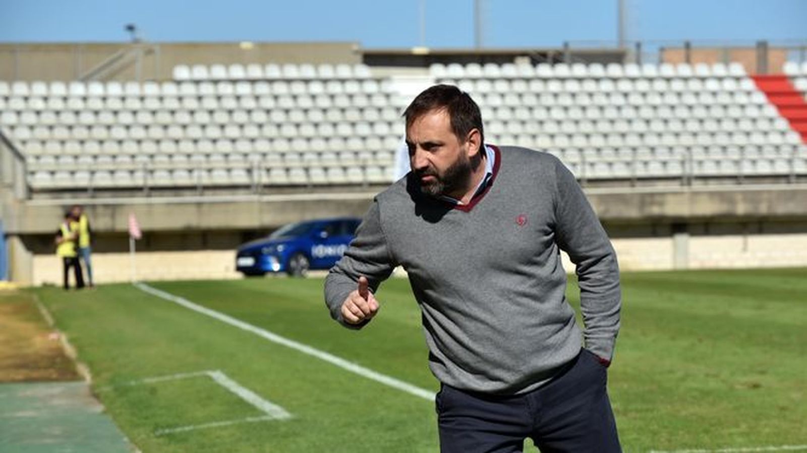 Viso se dirige a su banquillo durante un partido en el Nuevo Mirador.
