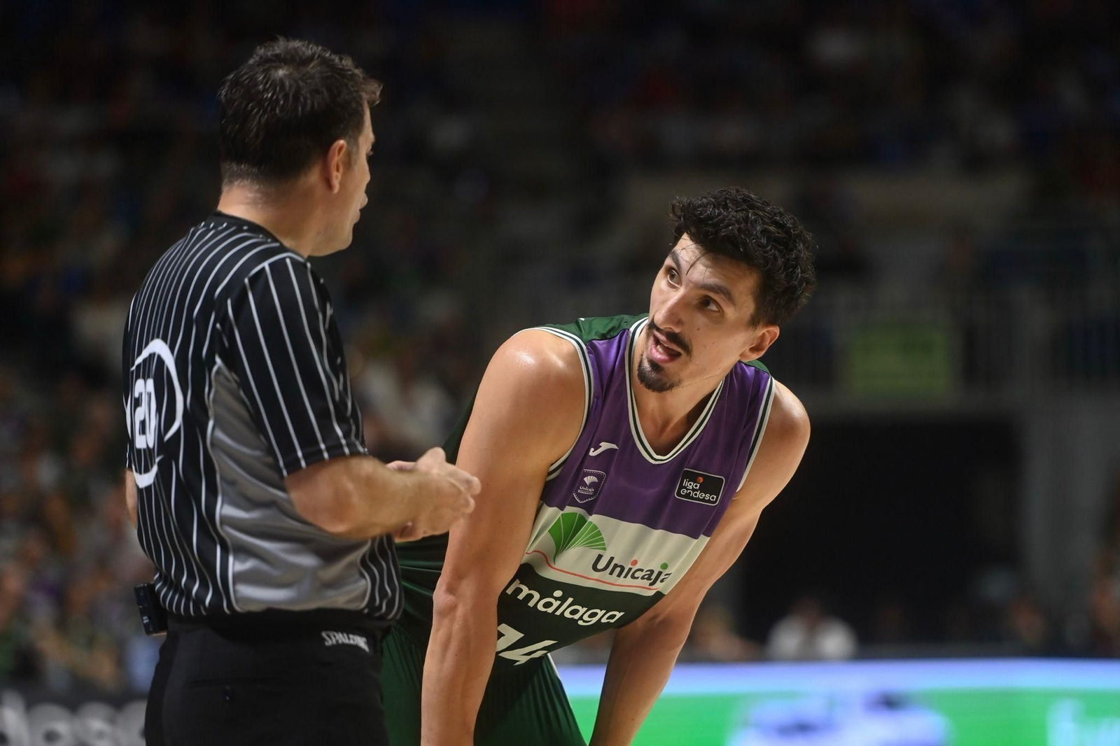 Djedovic dialoga con un colegiado.