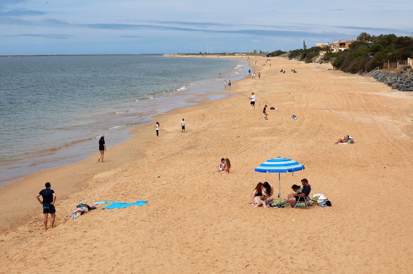 Imágenes del ambiente en las playas de Matalascañas y Mazagón durante la mañana del domingo