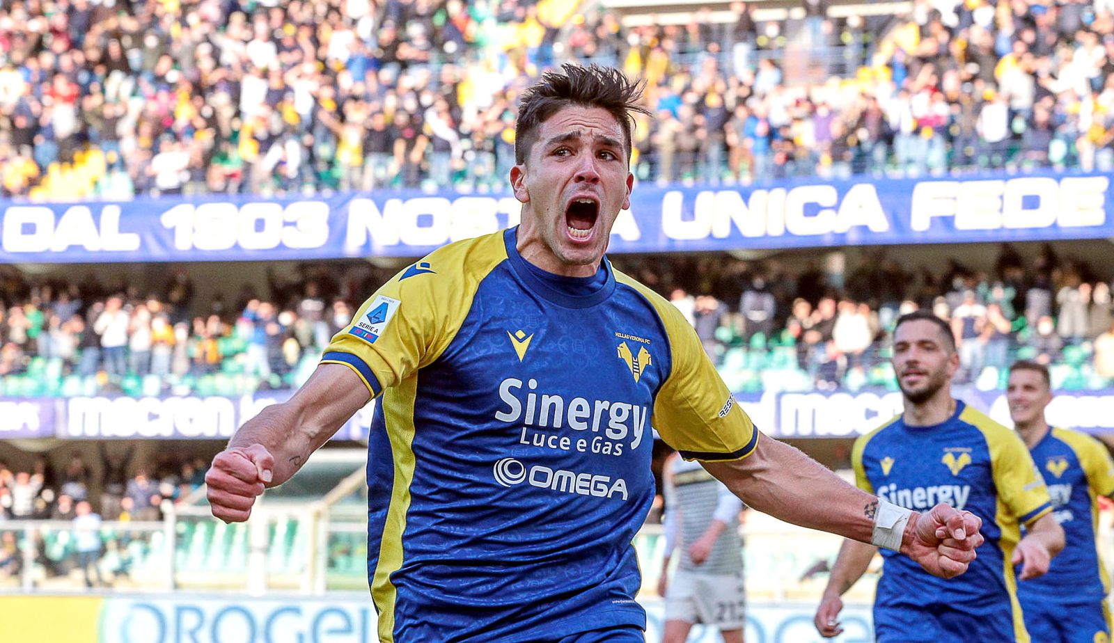 Gio Simeone celebra con rabia su gol al Venezia en el duelo del Véneto del pasado febrero.