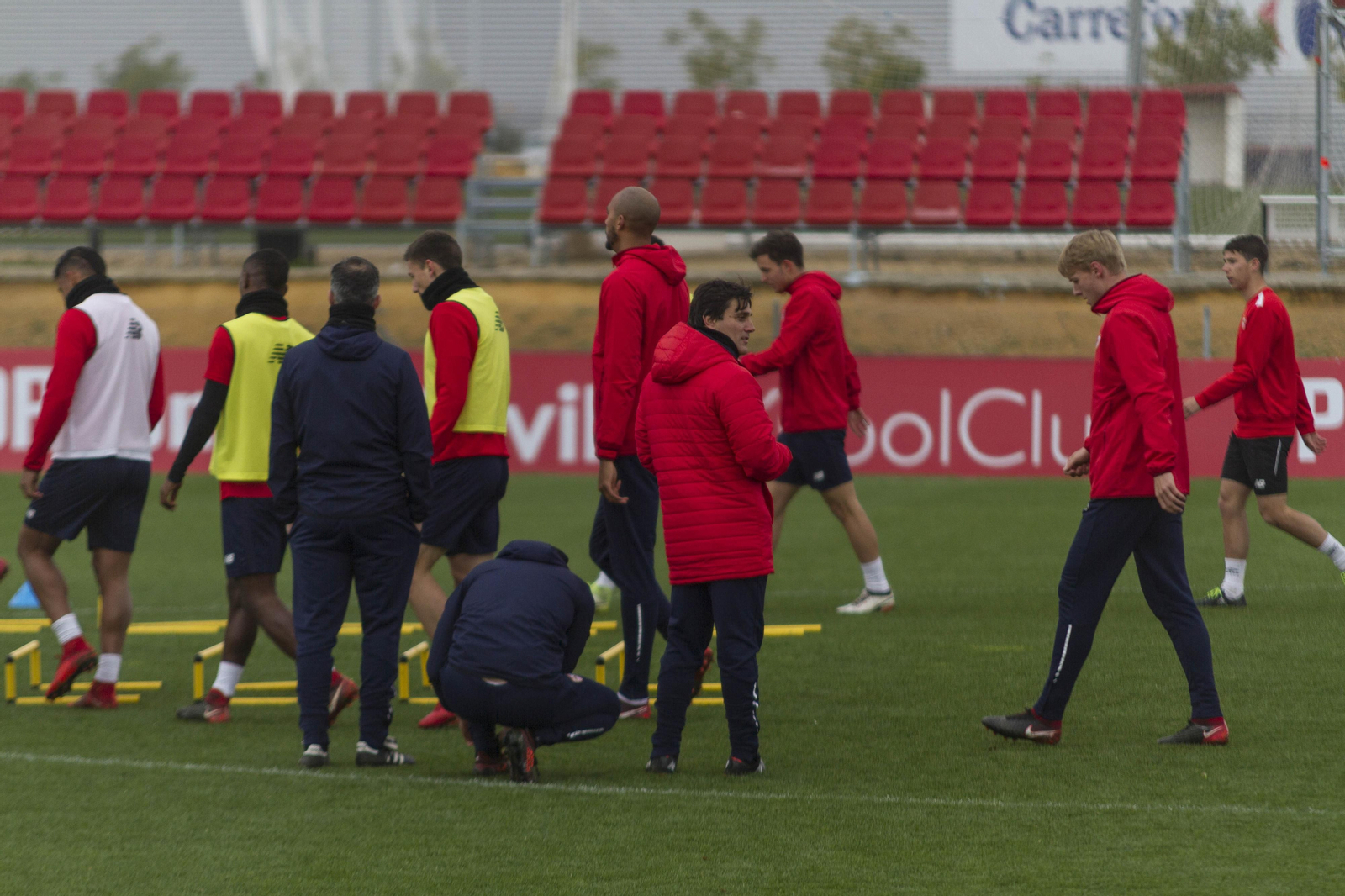 Vincenzo Montella, en el entrenamiento junto a Maresca y ante Carole, Lenglet y N'Zonzi.