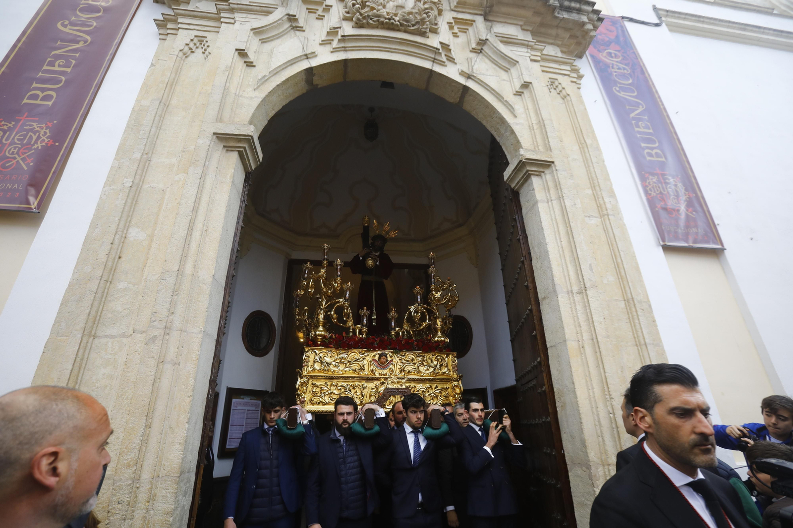 La salida del Señor del Buen Suceso hacia la Catedral, en imágenes