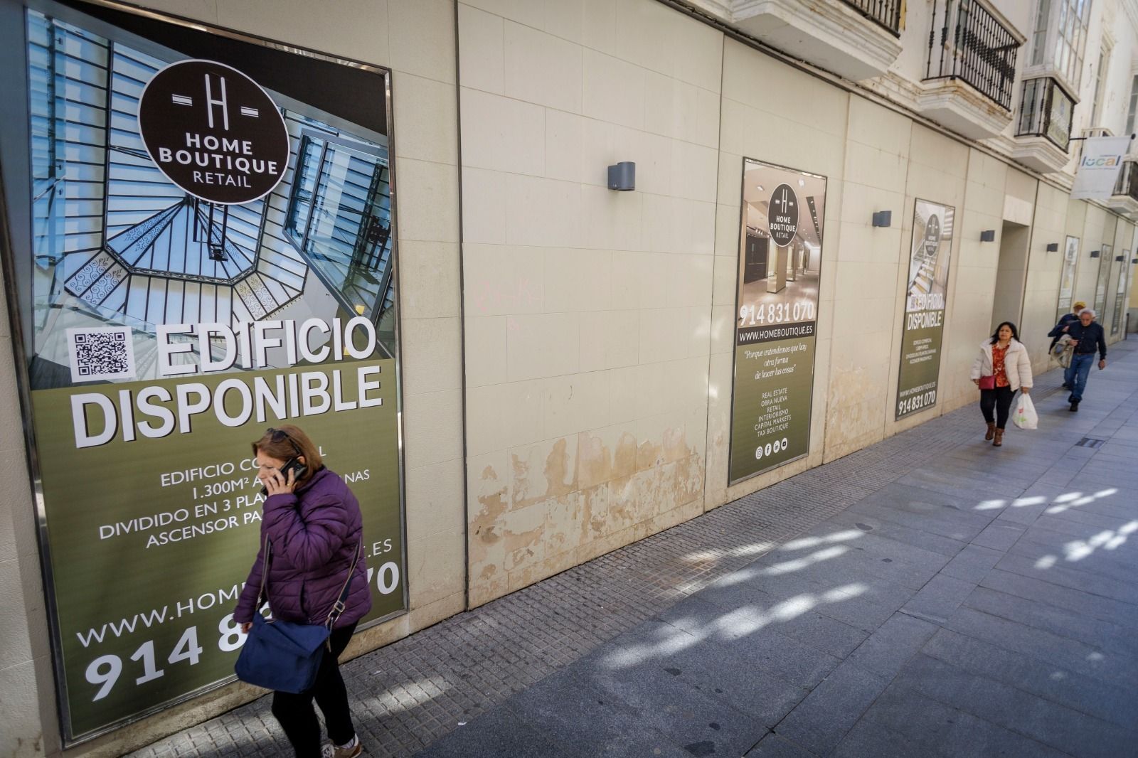 Cartel promocional del alquiler del edificio que albergó Zara Mujer en la calle Columela de Cádiz.