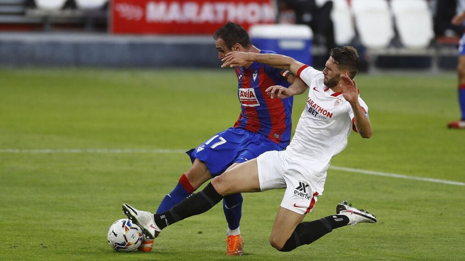 Kike García dispara con la derecha ante Sergi Gómez para hacer el 0-1.