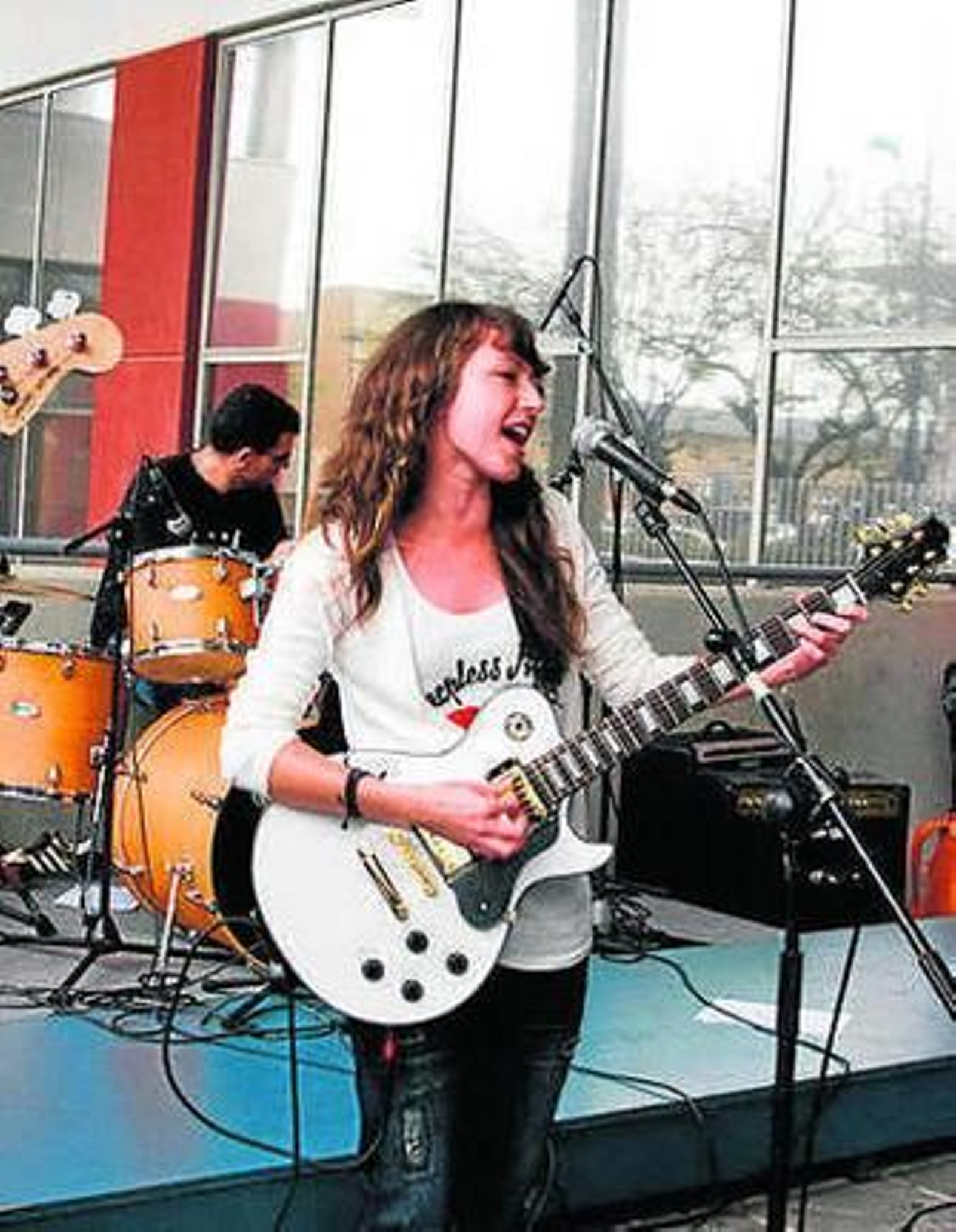 Naked Nana, durante un concierto.