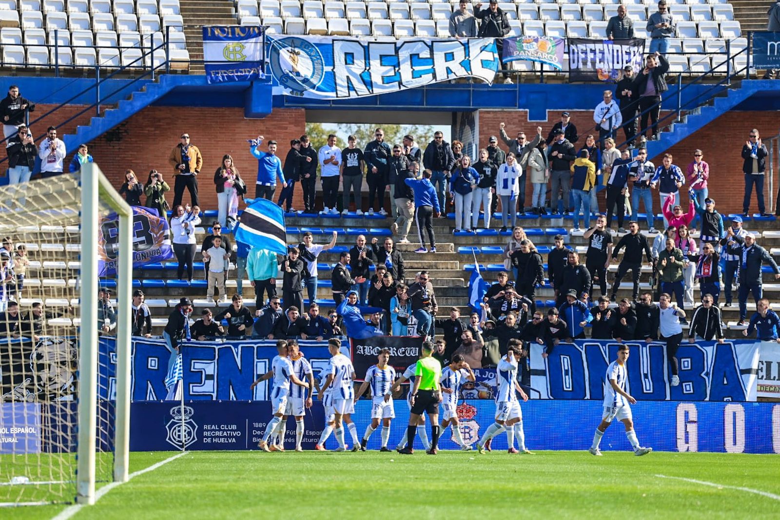 Los jugadores del Recre celebran el gol de Caye Quintana.