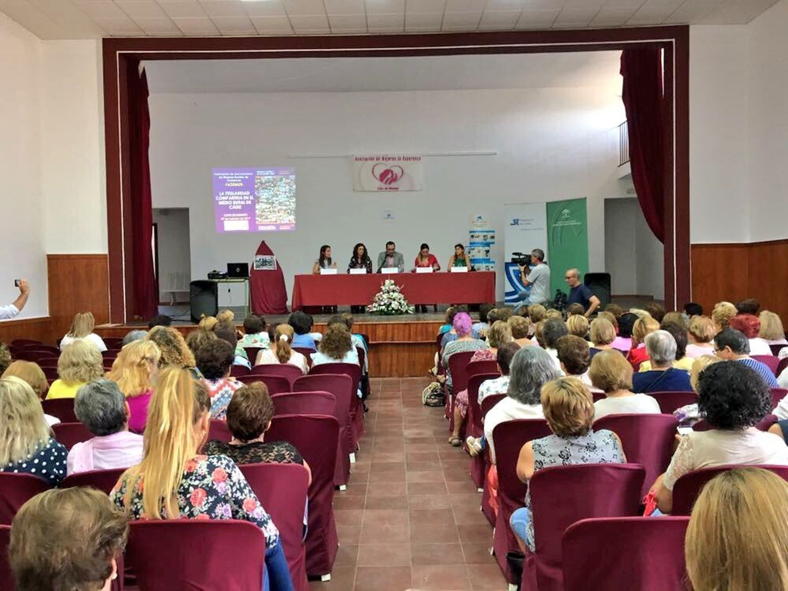 Mujeres de distintos municipios de la provincia asistieron ayer a estas jornadas reivindicativas.