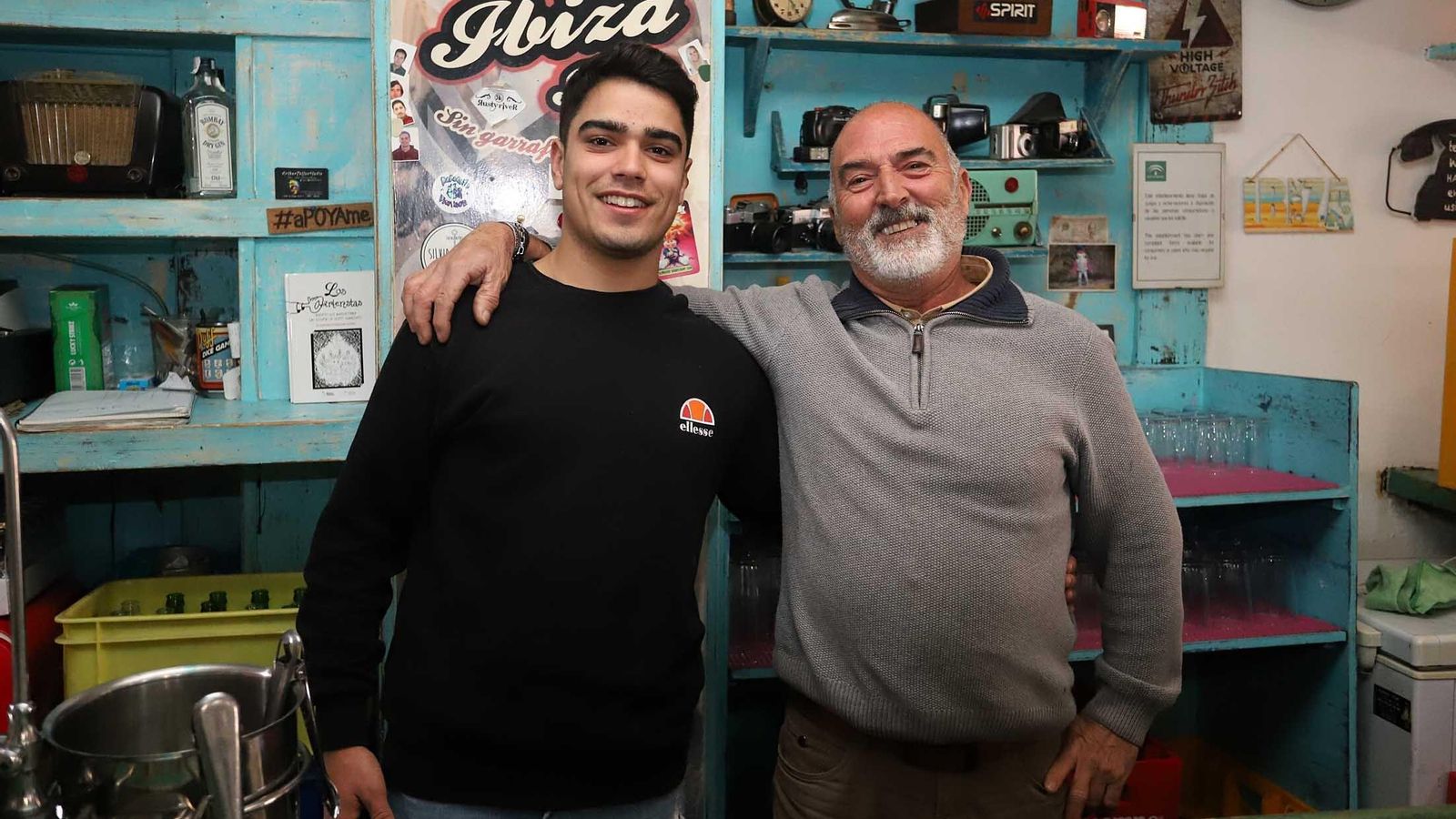 Tente junto a su hijo posan mostrando el presente y el futuro del Bar Ibiza Tente junto a su hijo posan mostrando el presente y el futuro del Bar Ibiza