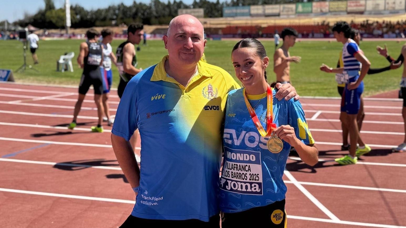 Ana Alba Ruiz, con su entrenador, Antonio Arjona.