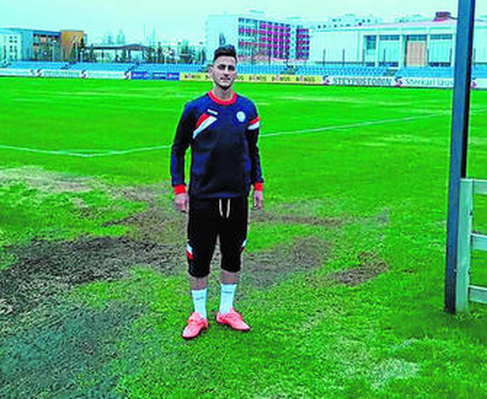 El canario Arsen, en el campo de la localidad islandesa de Reyjkavic.