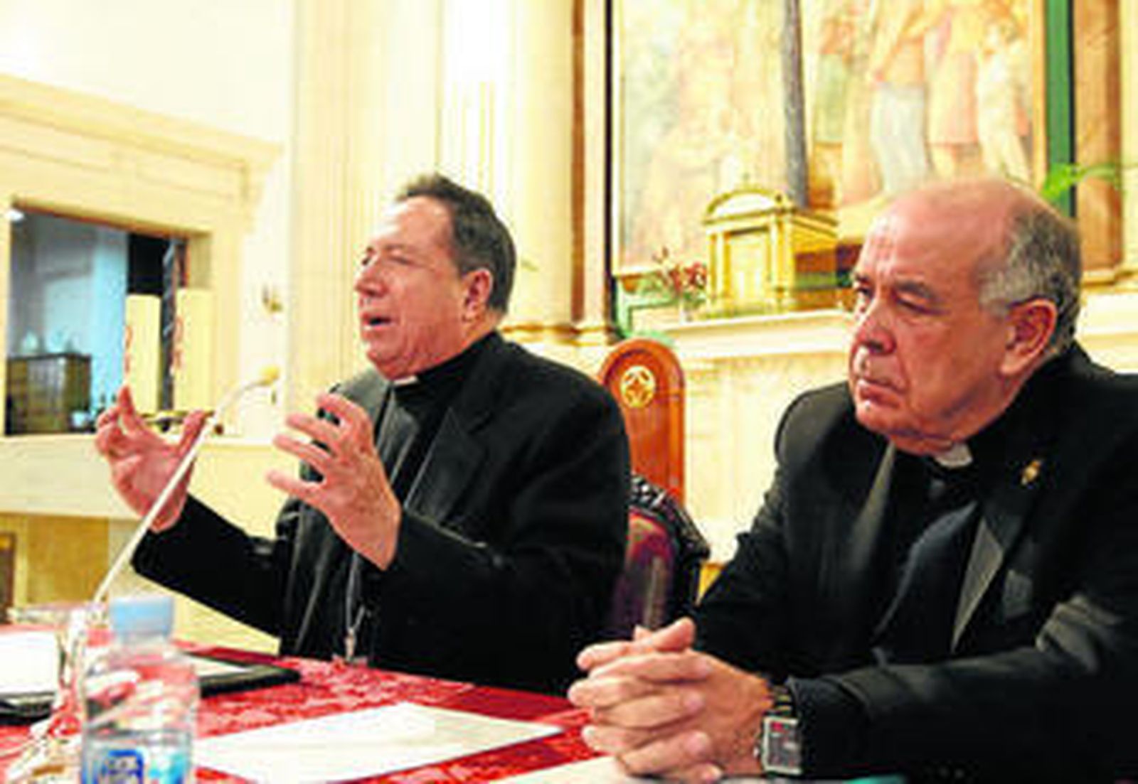 El Arzobispo Castrense, Juan del Río Martín junto al consiliario de la hermandad, Manuel Cuadrado.