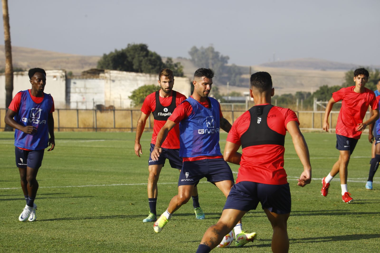 Willy Ledesma hace un pase rodeado de sus compañeros durante la sesión del lunes.