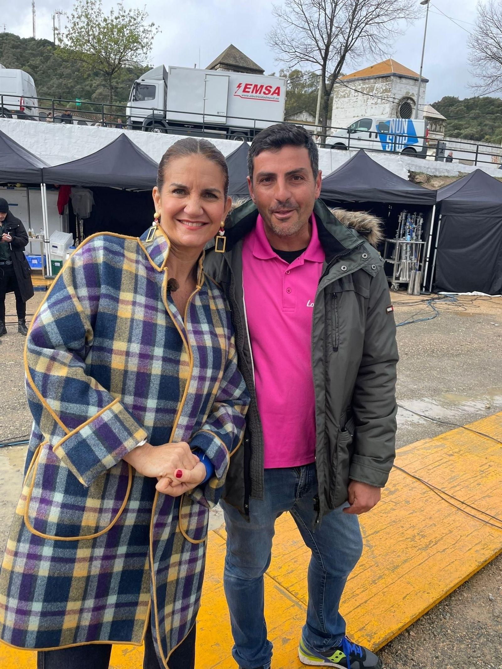 Ismael Sánchez, junto a la presentadora Samantha Vallejo-Nájera