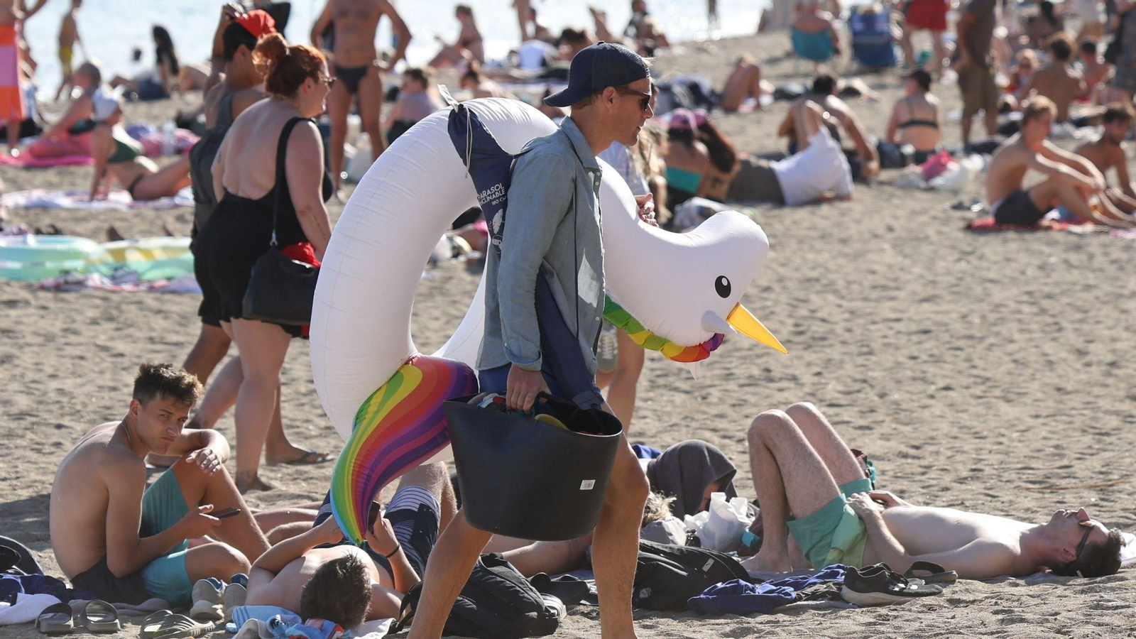 Las playas de Málaga se llenan en pleno octubre, ante una semana marcada por el terral
