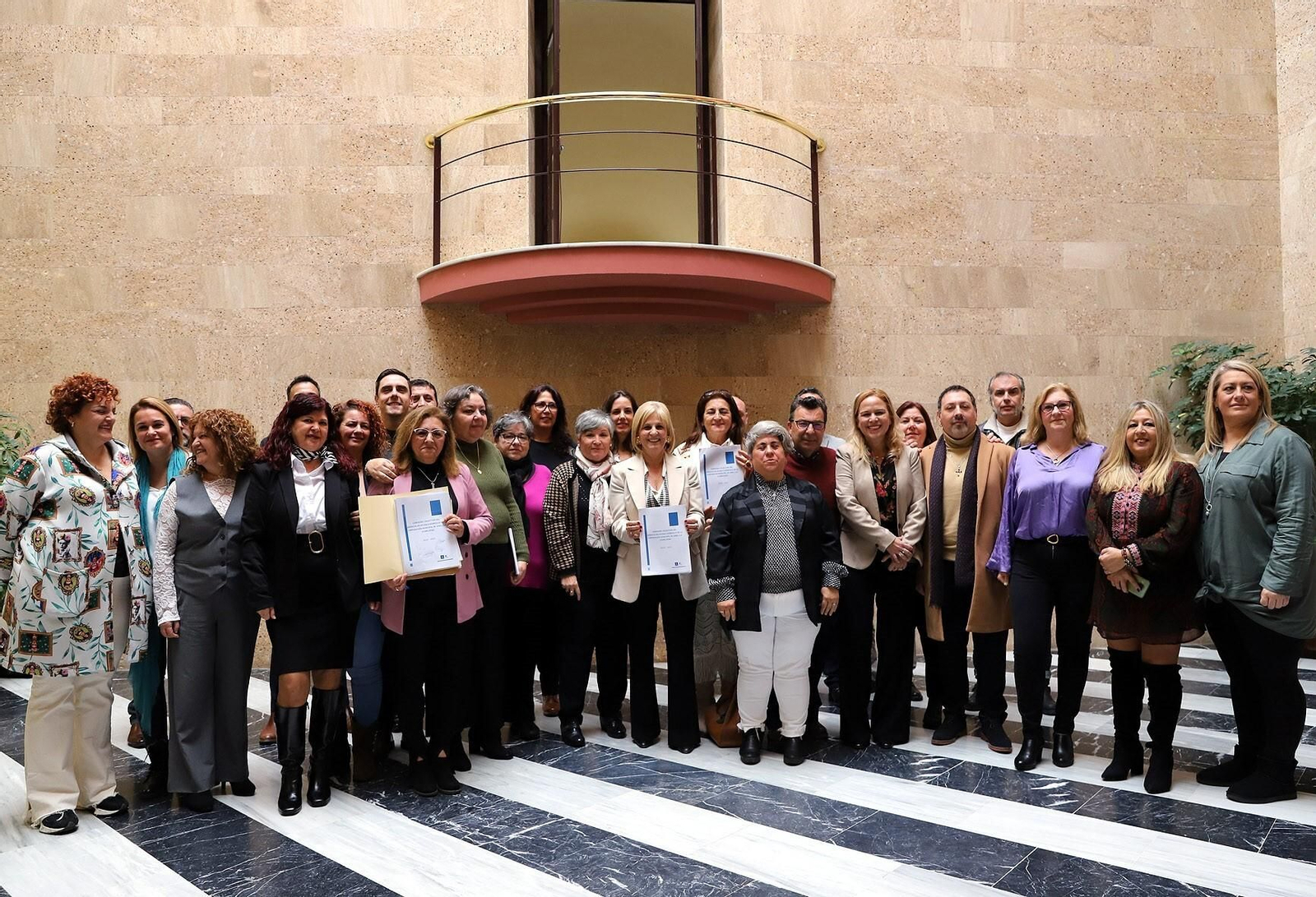Ayuntamiento de Jerez y la plantilla de ayuda a domicilio firman un nuevo convenio. Ayuntamiento de Jerez y la plantilla de ayuda a domicilio firman un nuevo convenio.