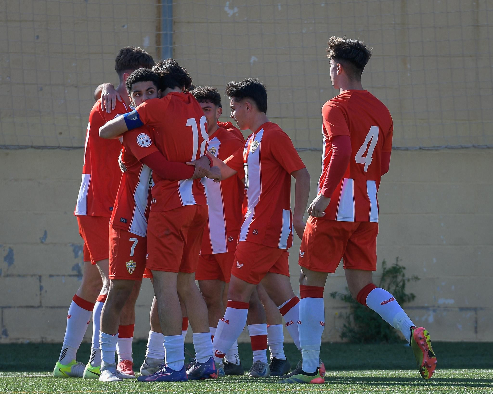 Los rojiblancos celebran el tanto de Fran Rodríguez con el que se adelantaban en el marcador.