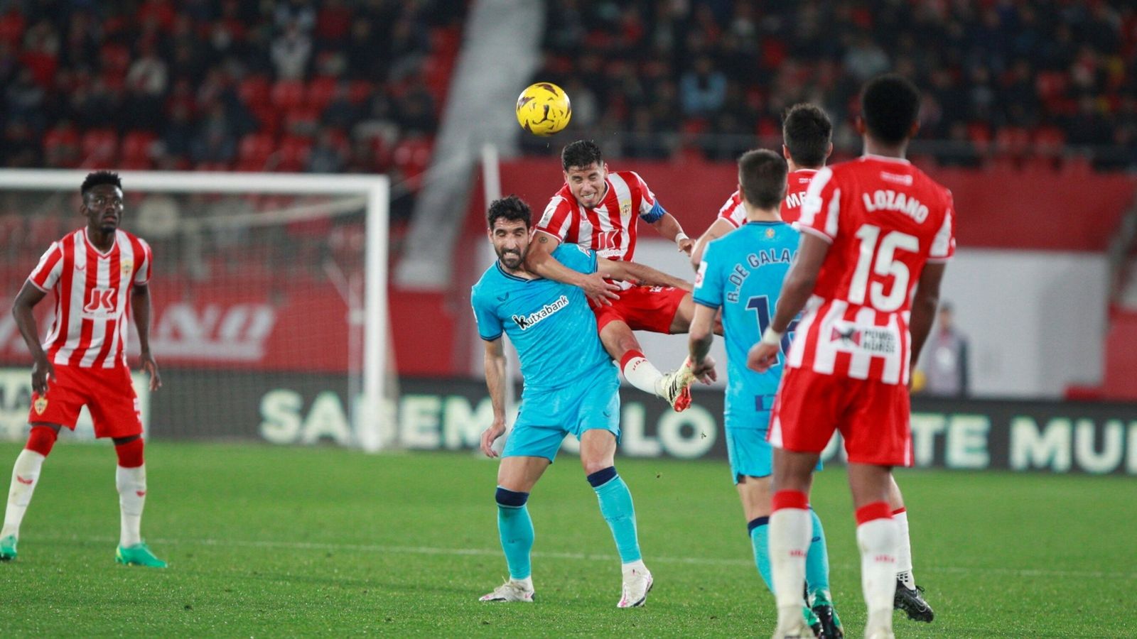 Lucas Robertone le gana un duelo aéreo a Raúl García.