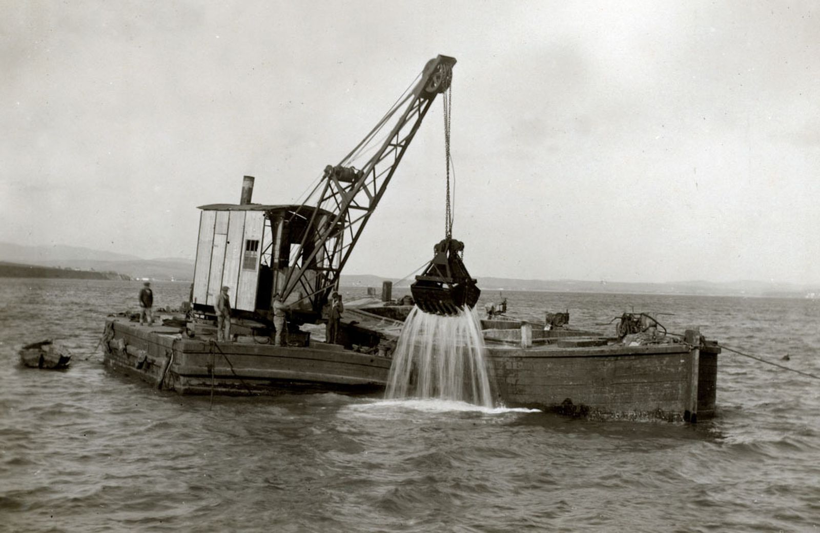 Draga de cuchara trabajando en las obras de dragado del muelle de la Galera.