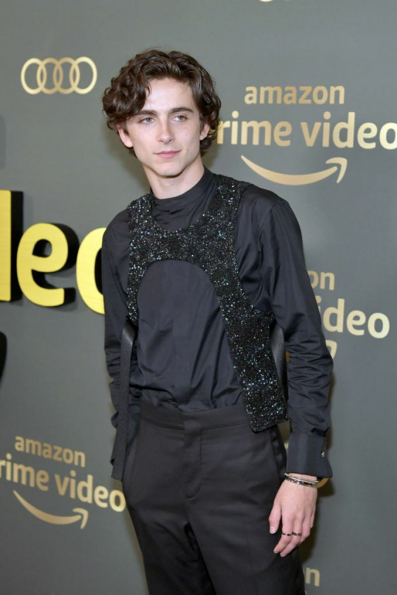 Timothée, en la gala de los Globos de Oro., con arnés de lentejuelas de Louis Vuitton.